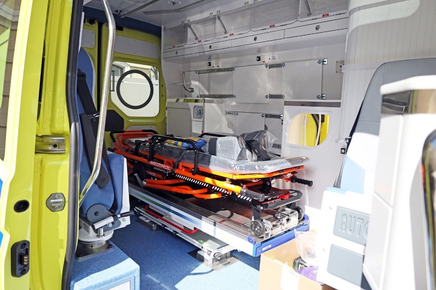 Do szpitala w Kluczborku trafił nowy ambulans ratownictwa...