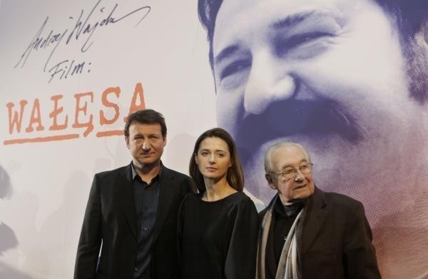 Andrzej Wajda prezentuje na konferencji odtwórców głównych ról w swoim filmie "Wałęsa"