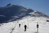 Karkonosze. W górach jest zimno i  mocno wieje