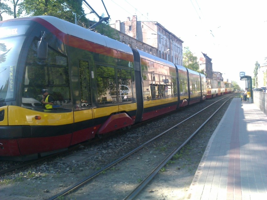 Wypadek na Pabianickiej w Łodzi. Dziewczynka wpadła pod tramwaj [ZDJĘCIA]