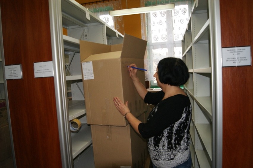 W bibliotece w Rawie trwa pakowanie książek