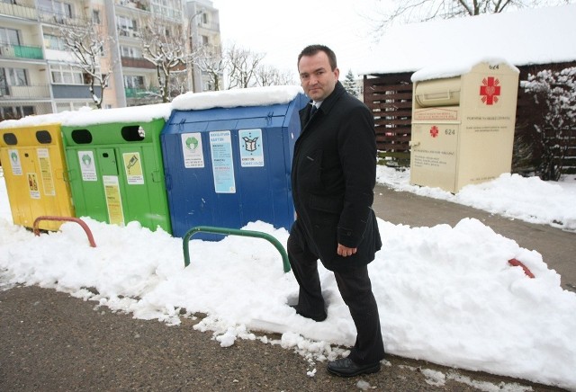 W piśmie do prezydenta apeluje o to, by  podjął działania  mające na celu uchronienie gdańszczan przed "rażącą i niczym nieuzasadnioną podwyżką opłat".

Klub PO, mający większość w gdańskiej radzie, już zdecydował, że poprze uchwałę, która zakłada, że opłaty za śmieci w Gdańsku naliczać się będzie w zależności od metrażu mieszkania - stawki to 66 groszy za m kw. w przypadku śmieci segregowanych i 88 groszy dla nieposegregowanych.  Z kalkulacji przygotowanych przez LWSM Morena  wynika, że taki system dla spółdzielców oznaczać będzie  podwyżki od stu do nawet kilkuset procent.