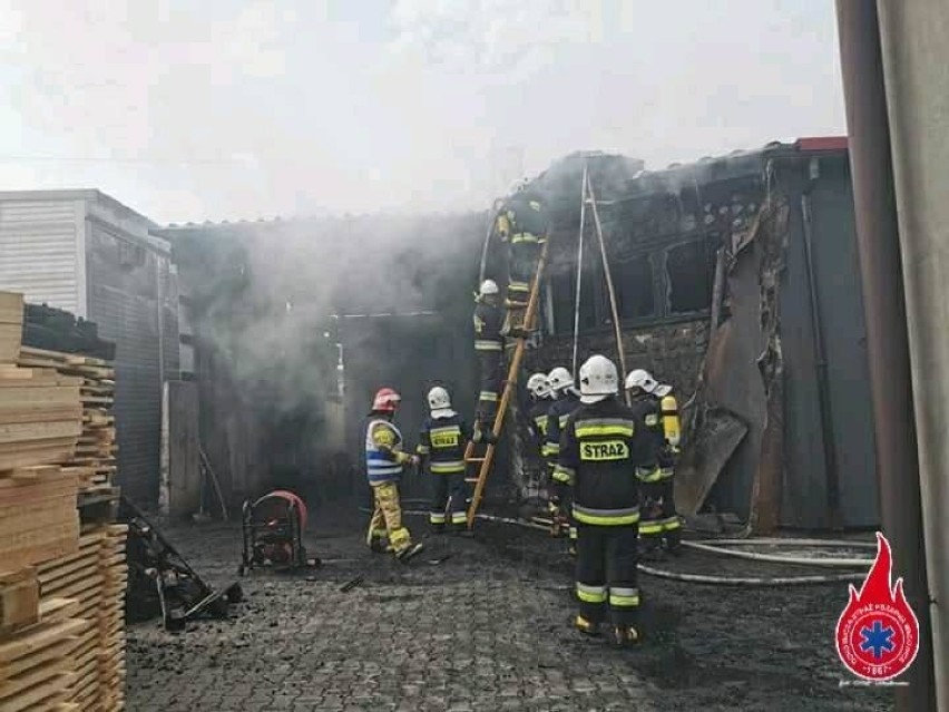 Kłęby czarnego dymu nad Wadowicami. Płonął zakład produkcyjny