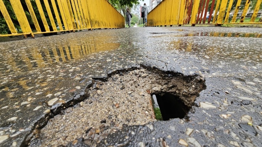 Taka dziura jest w mostku nad Silnicą w centrum Kielc.