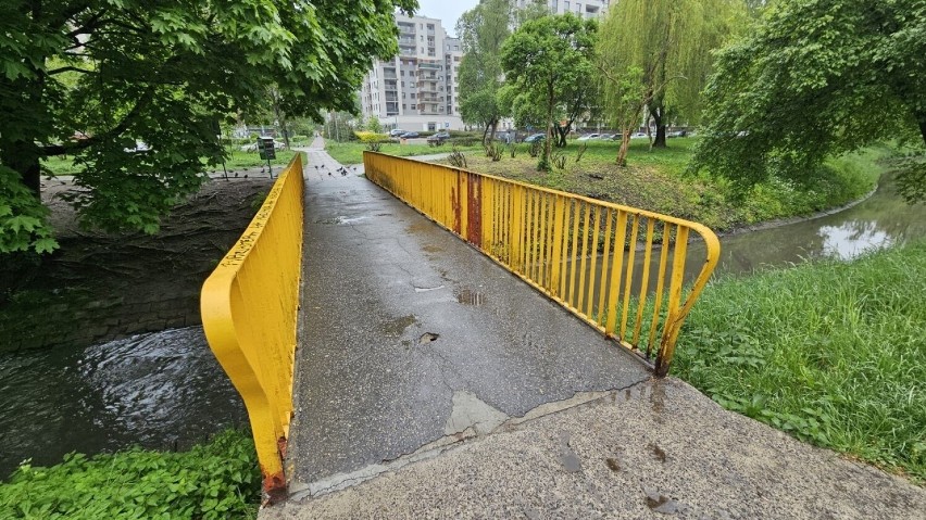 Dziura w mostku nad Silnicą w centrum Kielc. Jest niebezpiecznie   