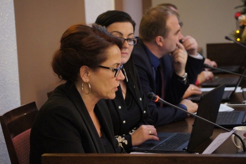 Radomsko: Budżet na 2016 roku uchwalony na sesji w powiecie
