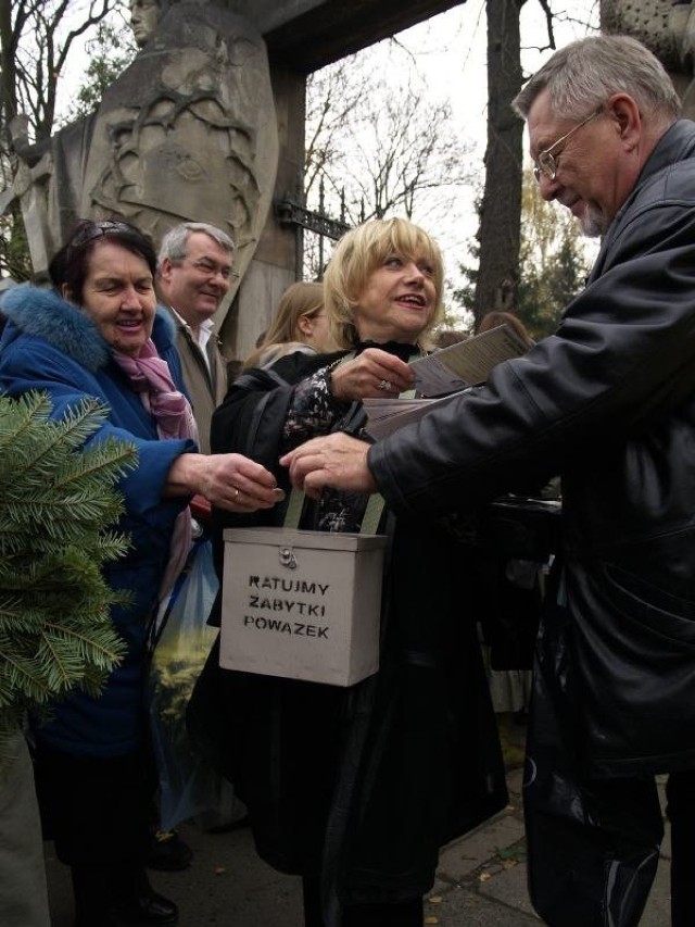 Krystyna Sienkiewicz kwestuje od lat. /fot. Rafał Łapiński