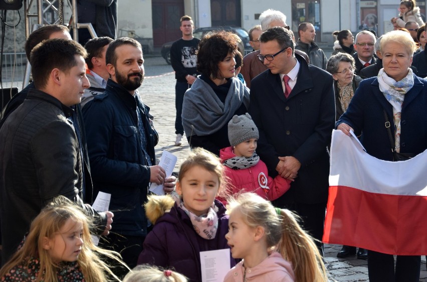 Oficjalne uroczystości w Święto Niepodległości odbywają się...