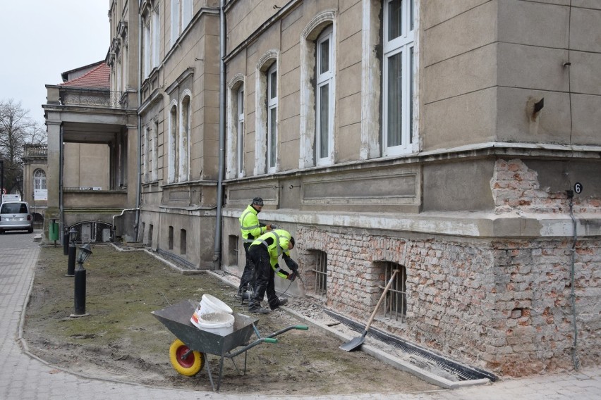 Rozpoczął się remont elewacji budynku starostwa i urzędu miasta