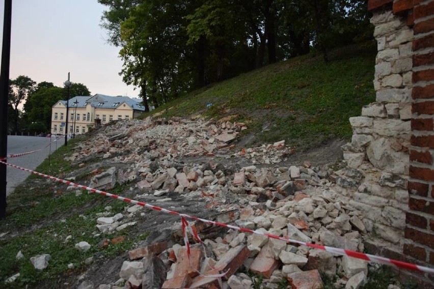 Chełm. Ruszył remont muru. Pod schodami znaleziono pochówki...