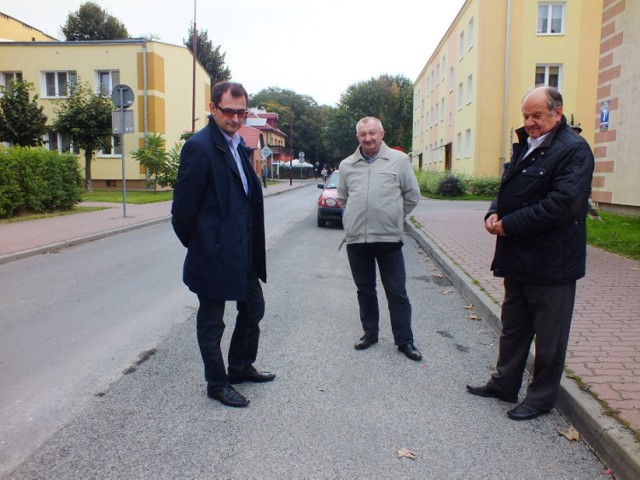 Krzysztof Jargiło (na zdjęciu z lewej) podczas odebrania inwestycji dotyczącej remontu ulicy Sikorskiego w KraśnikuKrzysztof Jargiło (na zdjęciu z lewej) podczas odebrania inwestycji dotyczącej remontu ulicy Sikorskiego w Kraśniku