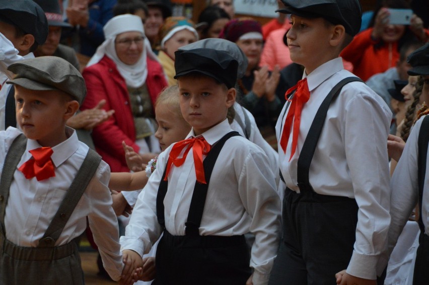 Jarmark Historyczny i Festiwal Muzyków Ludowych w Rawiczu (2019). Tańce, śpiewy, muzyka - festiwalowe występy cz. II [FOTO]