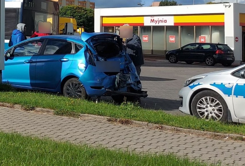 Zdarzenie drogowe przy centrum handlowym w Wejherowie