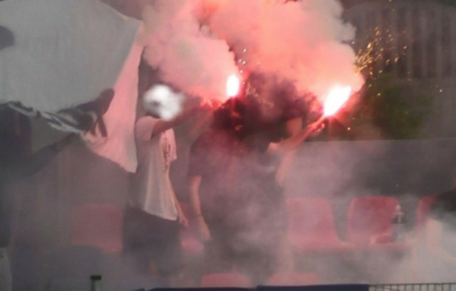 W czasie niedzielnego (26 maja 2024 r.) meczu na stadionie w Pelplinie, w którym miejscowa drużyna Centrum Pelplin podejmowała Kaszubię Kościerzyna (piąta liga) doszło do incydentu. Kilka osób odpaliło środki pirotechniczne.