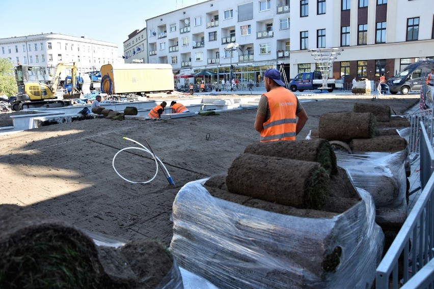 Remont ul. Krakowskiej. Na metalowych pergolach rozwieszono...