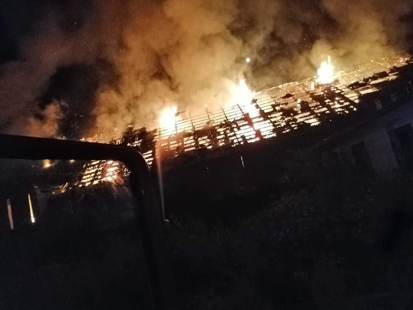 Pożar obory w Szałwinku. 11-godzinna akcja, na miejscu 10 zastępów strażaków z całego powiatu [ZDJĘCIA]
