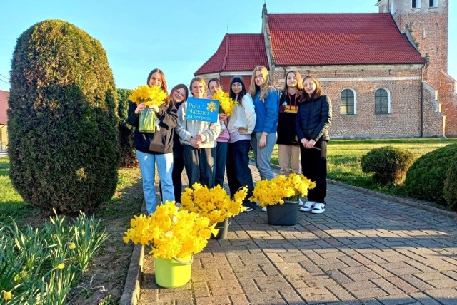 Młodzież ze Szkoły Podstawowej im. Władysława Konefki w Starzynie włączyła się w akcję charytatywną na rzecz hospicjów na Pomorzu. W niedzielę, 23 kwietnia 2023 r. zbierali datki i rozdawali symboliczne i znaczące żonkile.