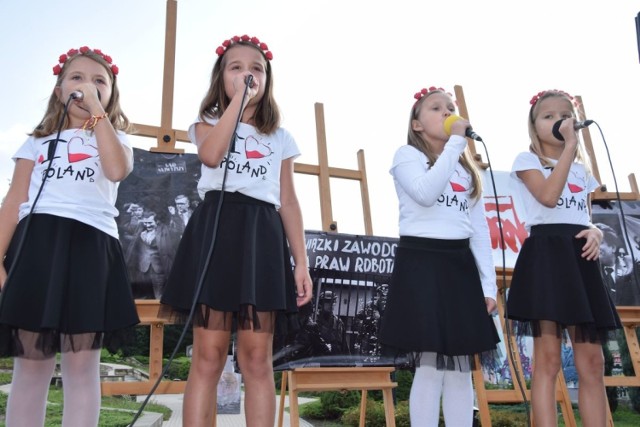 Podczas Dnia Wolności i Solidarności na Placu Artystów występowały dzieci.
