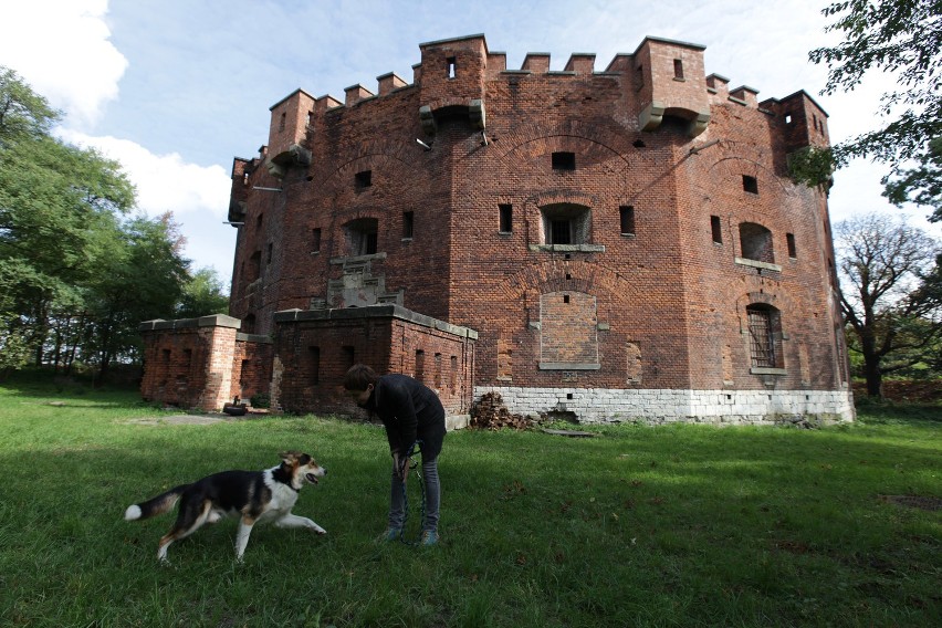 Dziś fort św. Benedykt stoi pusty. Okalający go teren  służy...