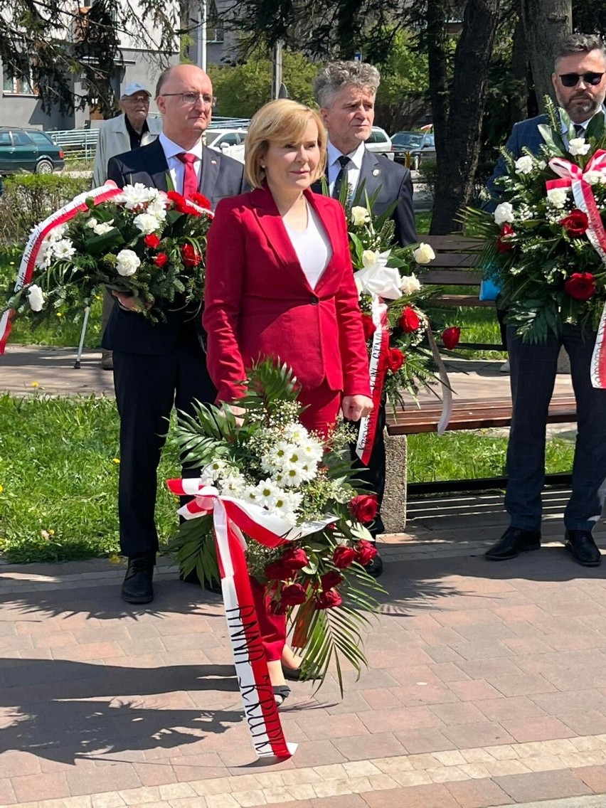 Dzień Flagi w Kielcach. Świętokrzyscy parlamentarzyści złożyli kwiaty przed pomnikiem uczestników powstania listopadowego