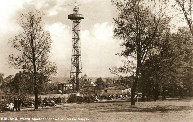 Wieże spadochronowe powstawały w międzywojniu jako miejsce ćwiczeń dla przyszłych spadochroniarzy. W czerwcu 1938 r. obiekt taki stanął również w Bielsku-Białej (wtedy Bielsku). 40-metrowa wieża była drugą najwyższą w Polsce konstrukcją tego typu. Na szczyt stalowej kratownicy można było się dostać schodami lub windą. Znajdował się tam okrągły pomost, z którego skakano. Spadochron, którego używano, był zamocowany stalową linką do wysięgnika, więc skoczkowi nie groził upadek.

licencja