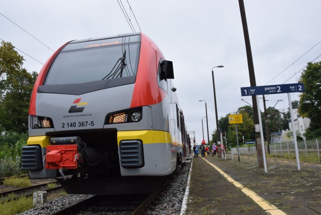 We wrześniu 2021 r. na stację Wieluń Dąbrowa okazjonalnie dojechał pociąg Łódzkiej Kolei Aglomeracyjnej. Jest szansa, że za kilka lat doczekamy się regularnych połączeń z Łodzią

ZOBACZ: Pociąg Łódzkiej Kolei Aglomeracyjnej dotarł na stację Wieluń Dąbrowa ZDJĘCIA, WIDEO