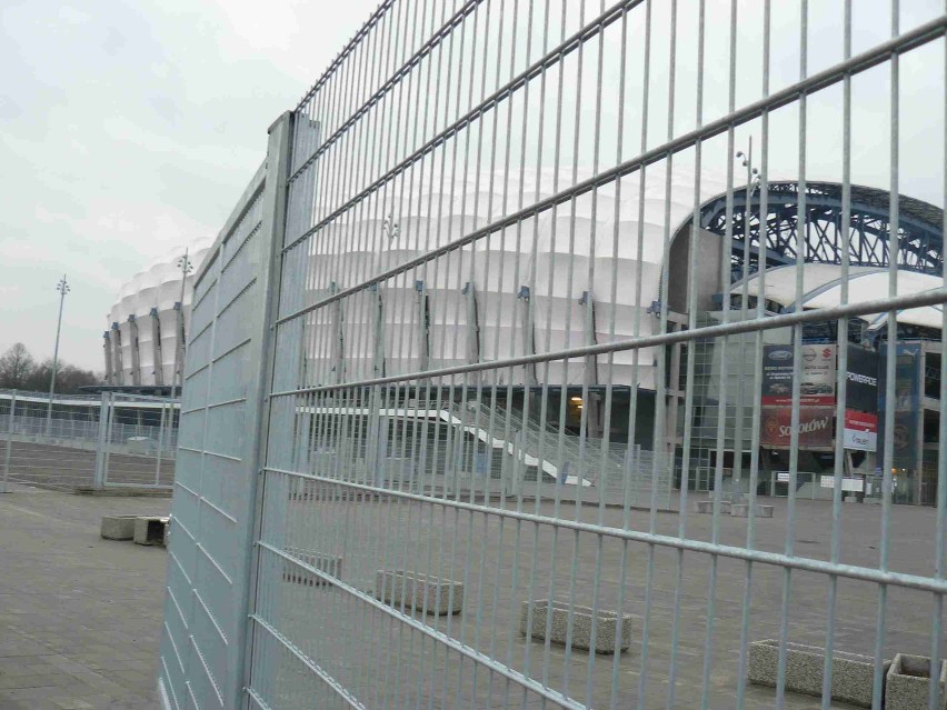 Euro 2012 - Wokół Stadionu Miejskiego stoi już nowy płot [ZDJĘCIA]
