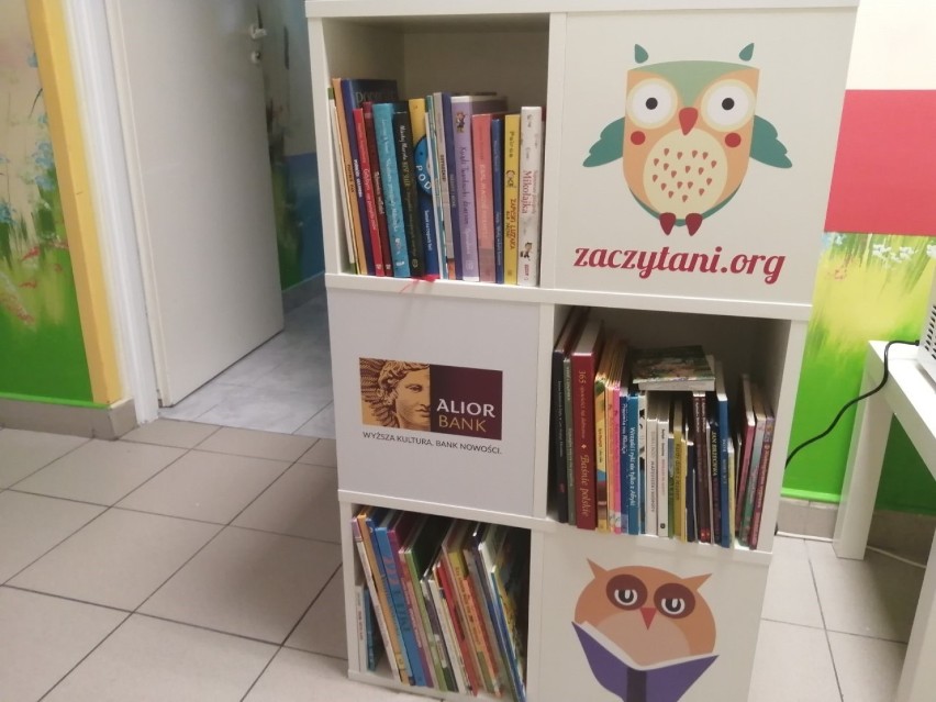 Mali pacjenci ze Szpitala św. Wojciecha od dziś mogą korzystać z "Zaczytanej Biblioteki"