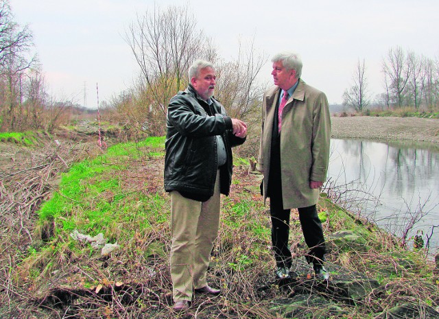 Poseł Stanisław Rydzoń (z prawej) i sołtys Krzysztof Wolak oglądają wały w Grojcu