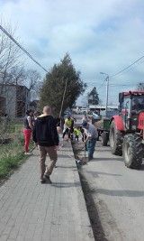 Domatówko: Wiosenne porządki. Mieszkańcy zadbali o czystość wsi. W ruch poszły miotły! | ZDJĘCIA