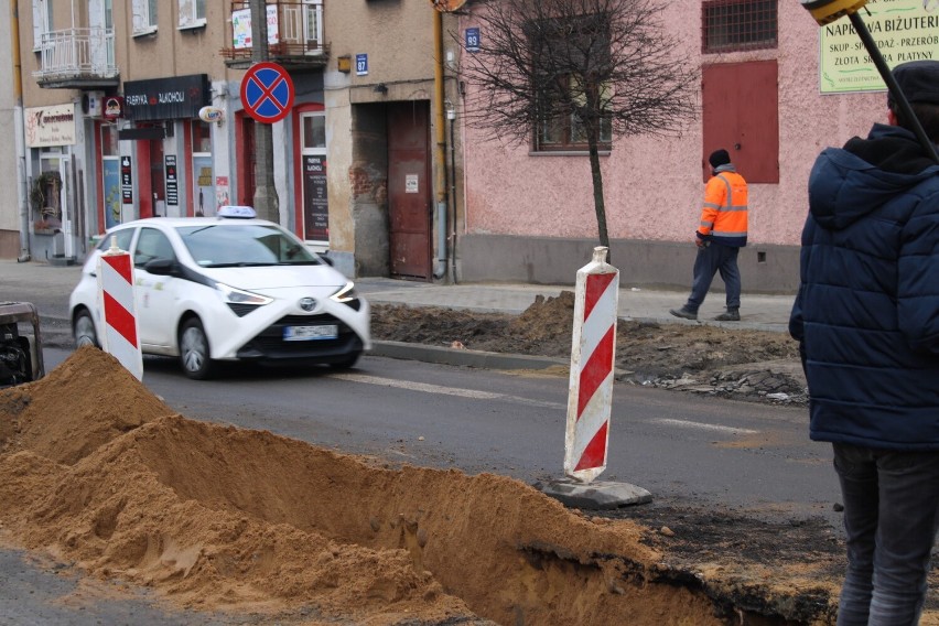 Ruszyła wymiana kanalizacji ulicy Słowackiego w Radomiu. Są wytyczone objazdy, ale kierowcy pchają się jednym pasem lekceważąc znaki