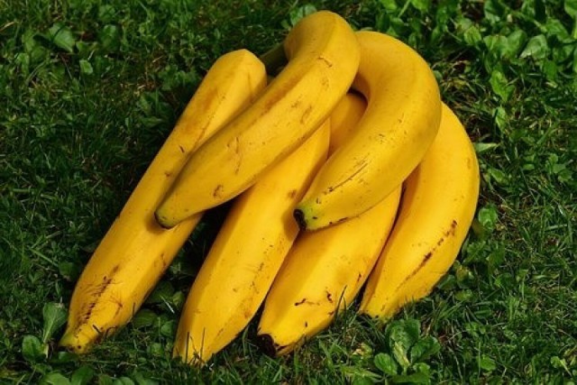 To się z nami dzieje, gdy jemy banany. Taki wpływ mają na nasze zdrowie. Te osoby nie powinny jeść bananów. LISTA