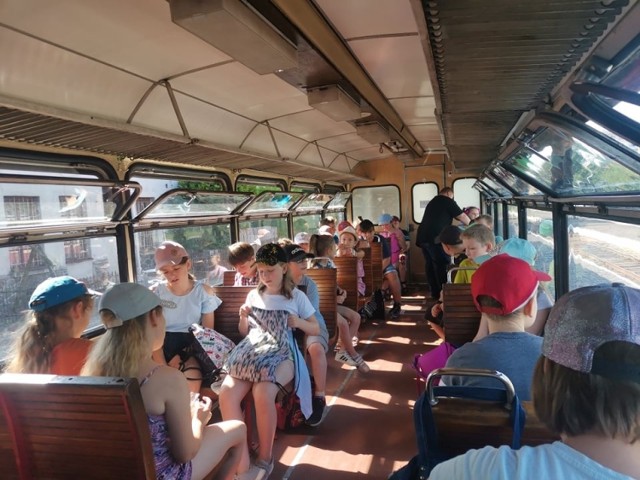 Dzieci i młodzież z Grójca podróżują w czasie wakacji kolejką wąskotorową.