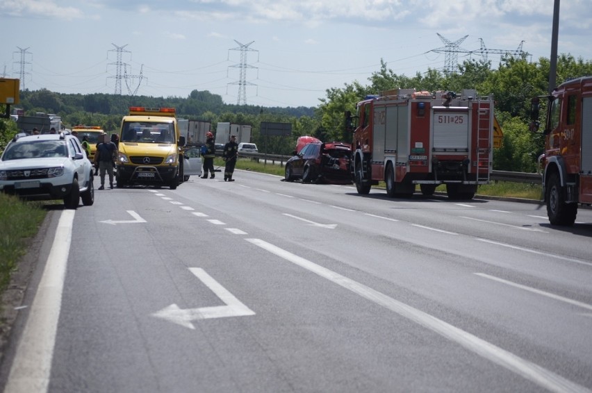 Wypadek na DK 1 pod Radomskiem. Zderzyły się 4 auta, 1 osoba...