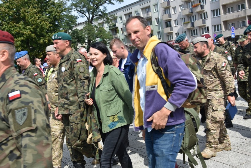 Wojsko na szczycie jasnogórskim. Pielgrzymka wojska i służb mundurowych ZDJĘCIA