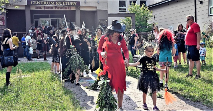 Pierwszy zlot czarownic w Bukownie rozpoczął się przemarszem...