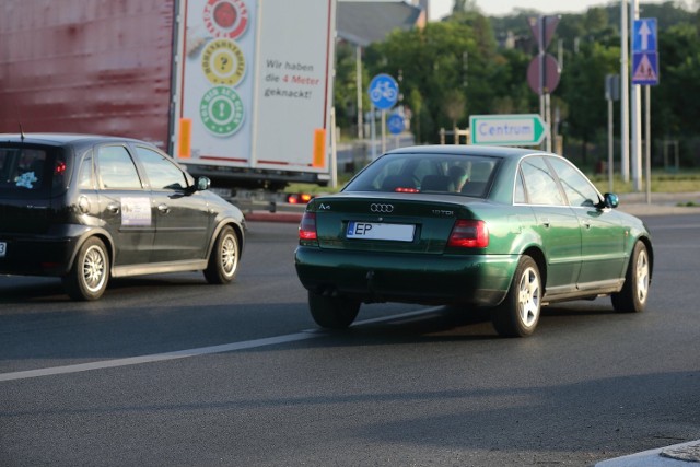 Rondo Sulejowskie w Piotrkowie źle oznakowane - instruktorzy szkół nauki jazdy wytykają mylne oznakowanie na rondzie, ZDIUM mówi, że oznakowanie zostanie zmienione