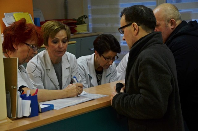 W bełchatowskich przychodniach do rejestracji wciąż ustawiają się długie kolejki chorych pacjentów. Wielu z nich ma objawy grypy
