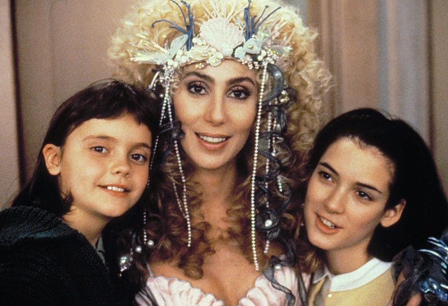 Cher urodziła się 20 maja 1946 roku w El Centro.

Z powodu burzliwego związku jej rodziców trafiła do sierocińca. Do dziś uważa to za najbardziej traumatyczne wydarzenie w jej życiu. 

W wieku 16 lat wyjechała do Los Angeles. Tam rozpoczęła studia aktorskie. Tańczyła również w lokalnym klubie. 

Cher na zdjęciu z Christina Ricci, Winona Ryder, z którymi grała w filmie "Syreny"

20 maja 2023 roku Cher skończyła 77 lat. Zobaczcie, jak dziś wygląda. Zdjęcia >>>>