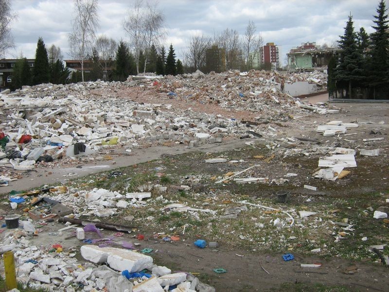 Wysypisko przy Naftowej w Sosnowcu. Na terenie dawnego zakładu mięsnego &quot;Duda&quot; roi się od śmieci