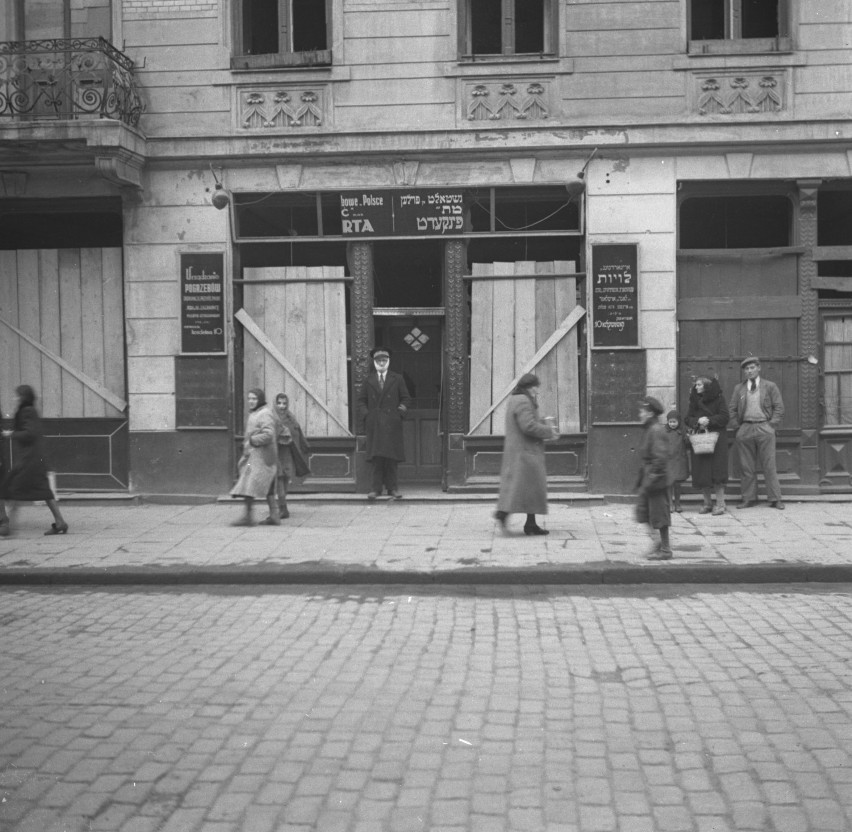 Zdjęcia zrujnowanej Warszawy. Stolica zaraz po wejściu Niemców w 1939 r. Ruiny, groby, okopy, wraki
