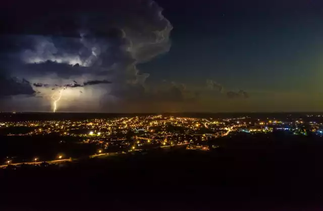 Sławomir Rakowski 19 maja sfotografował wyładowania atmosferyczne, widziane okiem drona znad obwodnicy Staszowa. Zdjęcia robią wrażenie. Zobacz więcej na kolejnych slajdach.