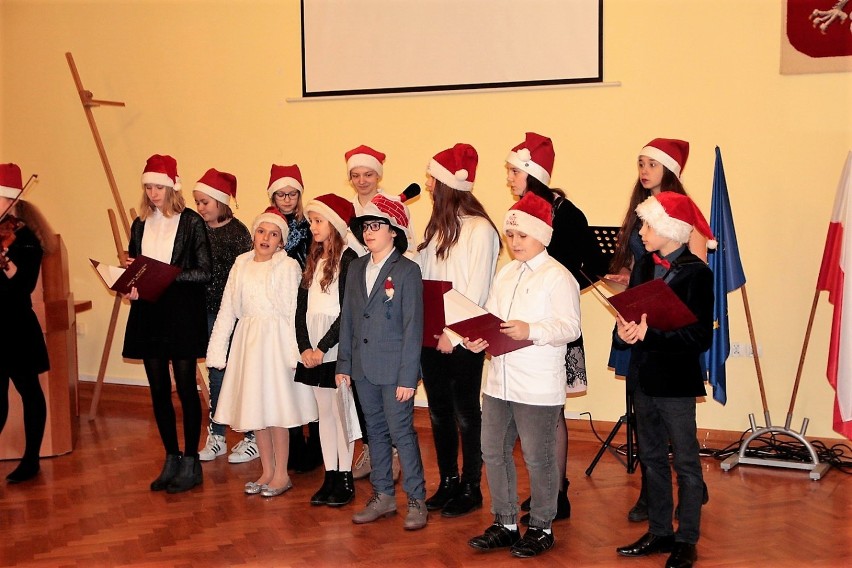 Koncert Świąteczny zagrany przez uczniów Szkoły Muzycznej I stopnia w Złotowie