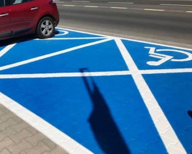 Czy jest szansa na darmowe parkingi dla osób niepełnosprawnych w strefie płatnego parkowania?