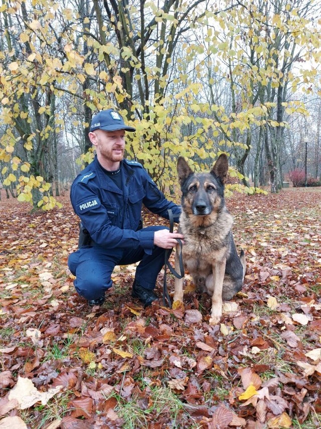 Pies Atos rozpoczął służbę w policji w Bełchatowie. jego opiekunem jest aspirant Piotr Stolarczyk