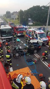 Groźny wypadek autobusu i osobówki pod Krakowem. Są ranni