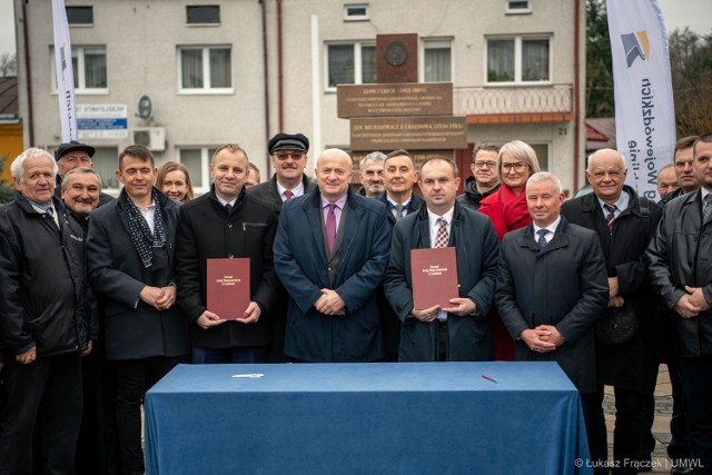 W podpisaniu umowy na realizację inwestycji wziął udział m.in. marszałek województwa lubelskiego Jarosław Stawiarski