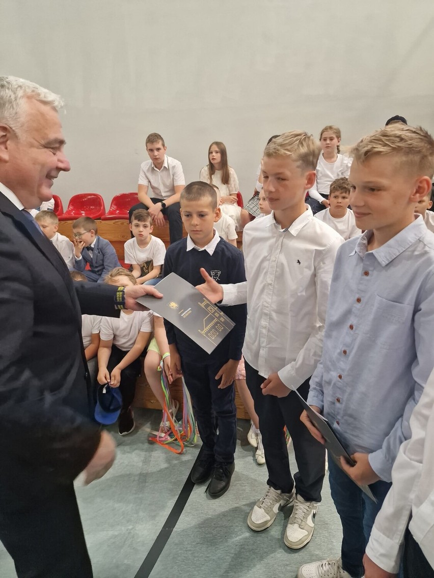 Burmistrz Szczecinka nagradza najlepszych uczniów