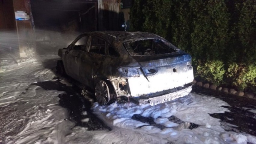 Mercedes spłonął w Jedlcu