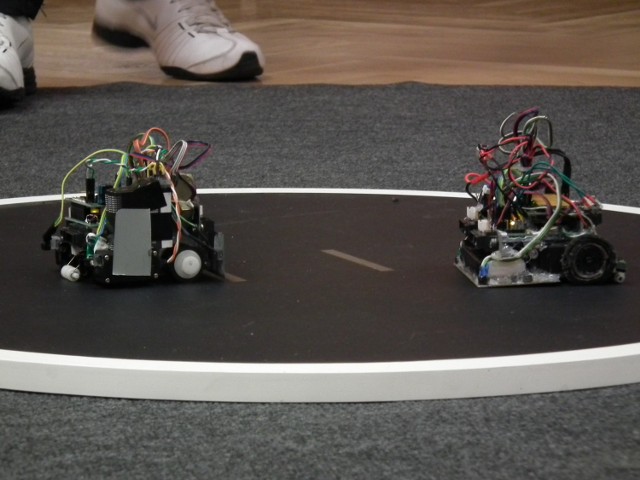 Na bydgoskim UTP odbyła się walka robotów w miniSUMO.